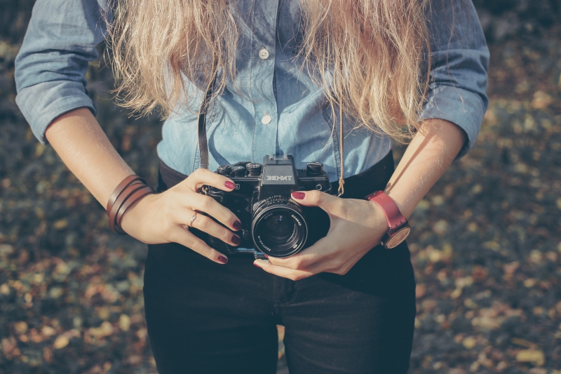 photographe-VERIGNON-min_hand-person-girl-woman-camera-photography-614-pxhere.com